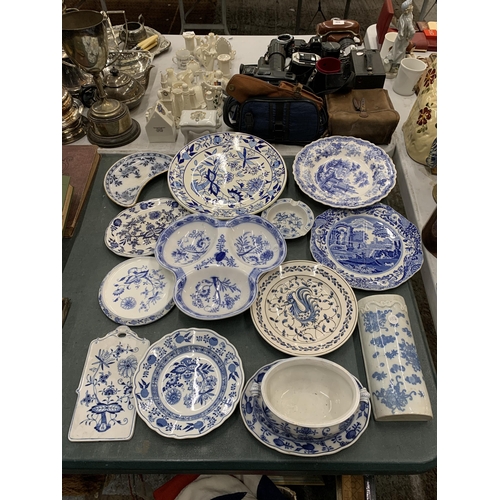 468 - A COLLECTION OF BLUE AND WHITE CERAMIC SERVING DISHES, PLATES AND BOWLS TO INCLUDE A COPELAND SPODE,... 