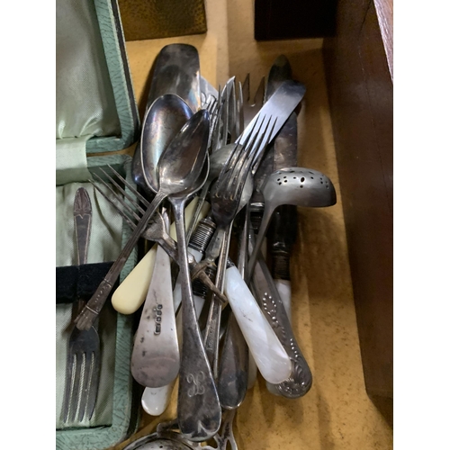 477 - A LARGE QUANTITY OF VINTAGE FLATWARE SOME BOXED AND A LARGE BRASS BOX