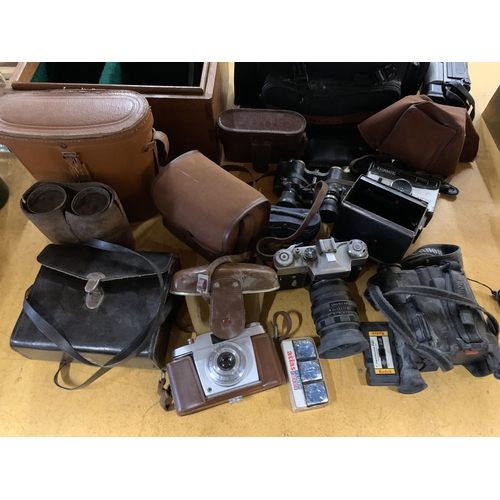 478 - A QUANTITY OF VINTAGE CAMERAS AND BINOCULARS TO INCLUDE AGFA SILETTE, ILFORD, VIDEO RECORDERS, ETC