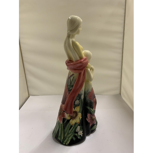 497 - AN OLD TUPTON WARE FIGURE OF A LADY AND GIRL, HEIGHT 28CM