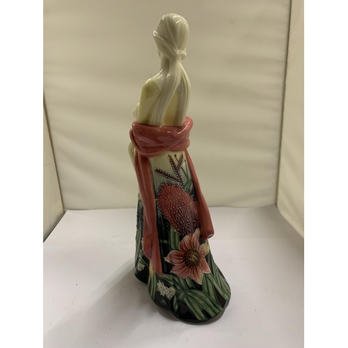 497 - AN OLD TUPTON WARE FIGURE OF A LADY AND GIRL, HEIGHT 28CM