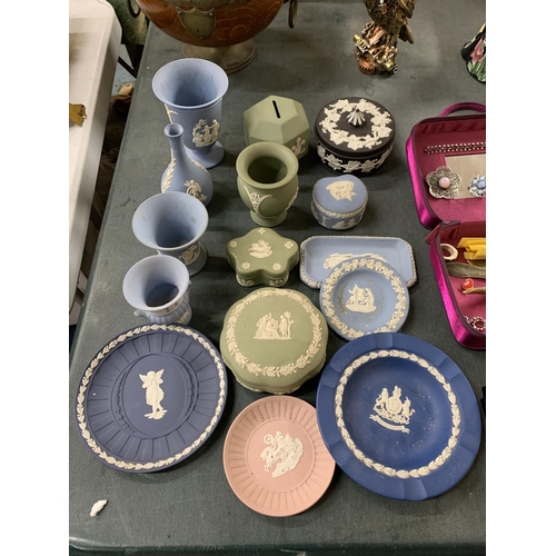 499 - A COLLECTION OF WEDGWOOD JASPERWARE IN POWDER BLUE, DARK BLUE, GREEN, PINK AND BLACK INCLUDING TRINK... 