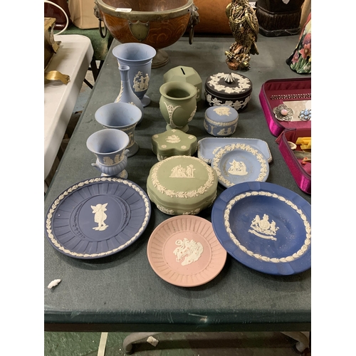 499 - A COLLECTION OF WEDGWOOD JASPERWARE IN POWDER BLUE, DARK BLUE, GREEN, PINK AND BLACK INCLUDING TRINK... 