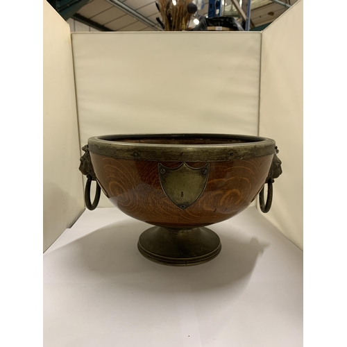 500 - AN EARLY 20TH CENTURY OAK FOOTED BOWL WITH LION HANDLES, DIAMETER 27CM, HEIGHT 18CM