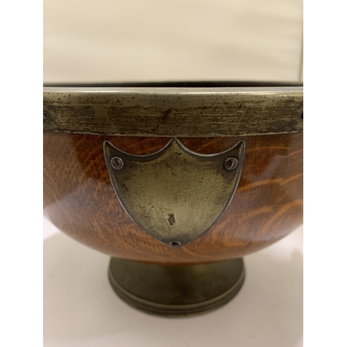 500 - AN EARLY 20TH CENTURY OAK FOOTED BOWL WITH LION HANDLES, DIAMETER 27CM, HEIGHT 18CM