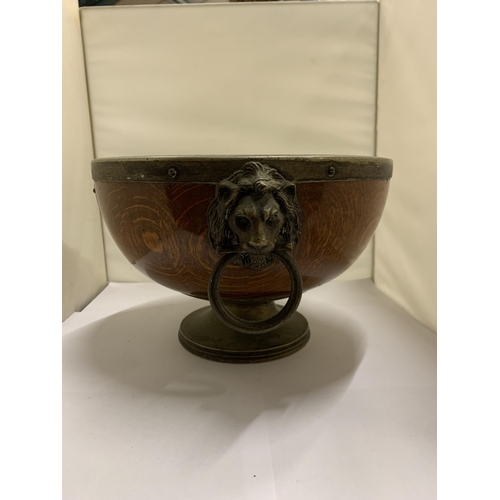 500 - AN EARLY 20TH CENTURY OAK FOOTED BOWL WITH LION HANDLES, DIAMETER 27CM, HEIGHT 18CM