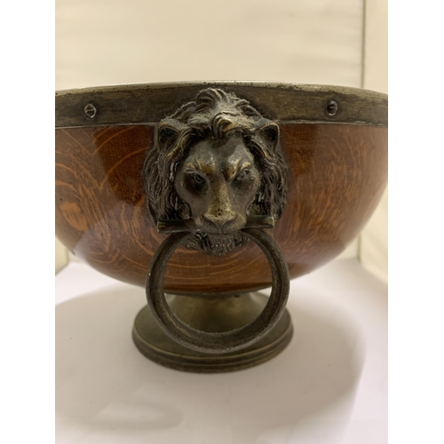 500 - AN EARLY 20TH CENTURY OAK FOOTED BOWL WITH LION HANDLES, DIAMETER 27CM, HEIGHT 18CM