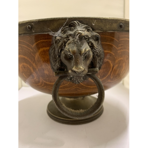 500 - AN EARLY 20TH CENTURY OAK FOOTED BOWL WITH LION HANDLES, DIAMETER 27CM, HEIGHT 18CM