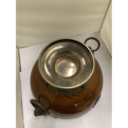 500 - AN EARLY 20TH CENTURY OAK FOOTED BOWL WITH LION HANDLES, DIAMETER 27CM, HEIGHT 18CM