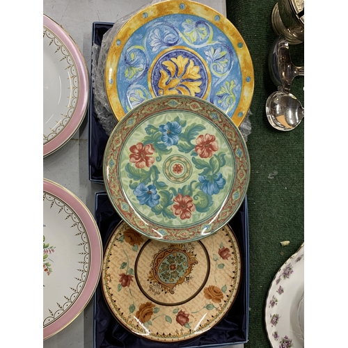 804 - TEN ANTIQUE HANDPAINTED PLATES AND A CAKE STAND PLUS THREE WEDGWOOD 'CROWSON FABRICS' CABINET PLATES... 