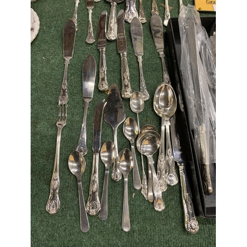 820 - A QUANTITY OF FLATWARE TO INCLUDE A CARVING SET, LADELS, ETC PLUS A SILVER PLATED LIDDED BOWL