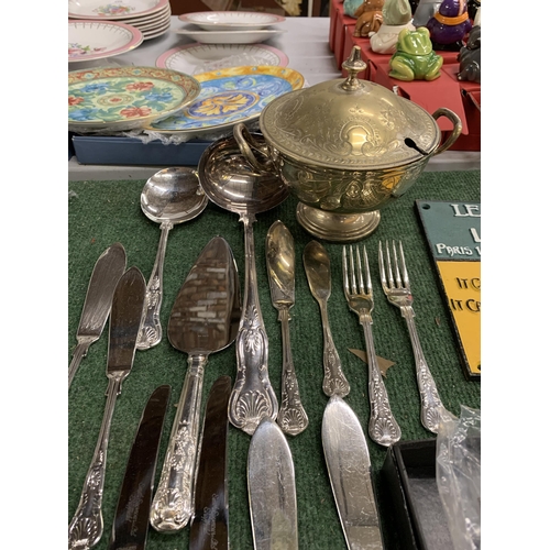 820 - A QUANTITY OF FLATWARE TO INCLUDE A CARVING SET, LADELS, ETC PLUS A SILVER PLATED LIDDED BOWL