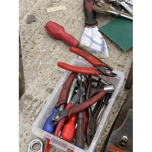 AN ASSORTMENT OF HADN TOOLS TO INCLUDE A ROLSON WOOD PLANE, SPANNERS ...