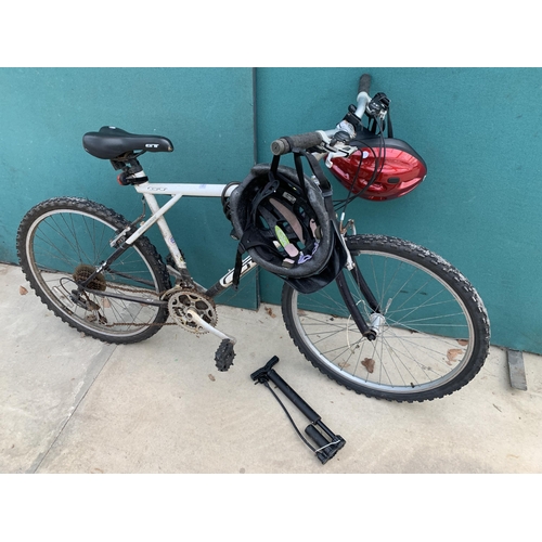 1940 - A GT PALOMAR GENTS BIKE WITH 21 SPEED SHIMANO GEAR SYSTEM AND TWO HELMETS