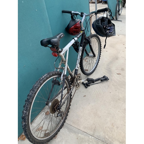 1940 - A GT PALOMAR GENTS BIKE WITH 21 SPEED SHIMANO GEAR SYSTEM AND TWO HELMETS