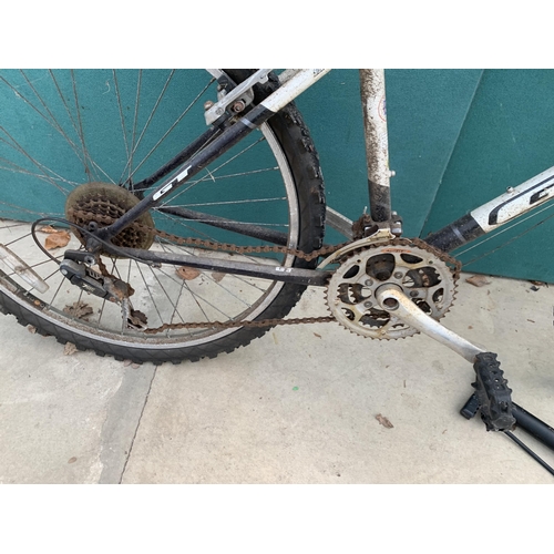 1940 - A GT PALOMAR GENTS BIKE WITH 21 SPEED SHIMANO GEAR SYSTEM AND TWO HELMETS