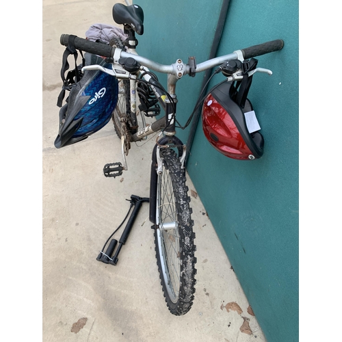 1940 - A GT PALOMAR GENTS BIKE WITH 21 SPEED SHIMANO GEAR SYSTEM AND TWO HELMETS