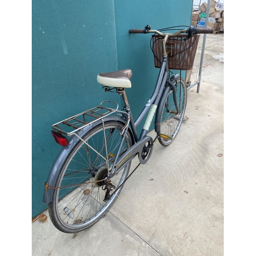 1943 - A LADIES CROSS LADYBETH BIKE WITH 21 SPEED GEAR SYSTEM