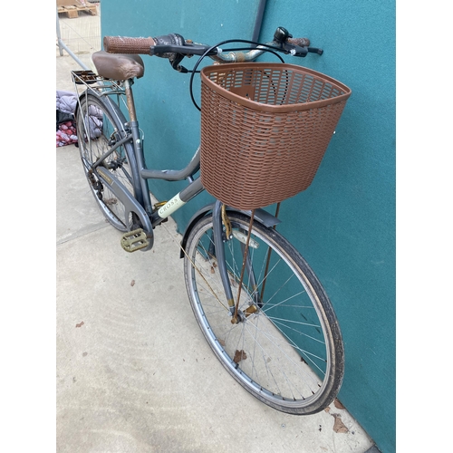 1943 - A LADIES CROSS LADYBETH BIKE WITH 21 SPEED GEAR SYSTEM