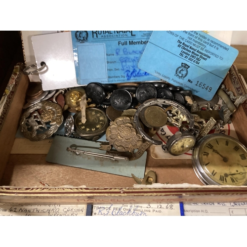 828 - A QUANTITY OF ITEMS TO INCLUDE MILITARY BUTTONS AND BADGES, WATCHES, ETC