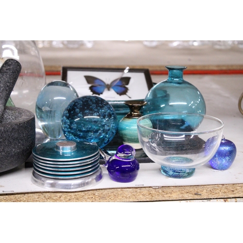 1004 - A MIXED LOT TO INCLUDE A FRAMED TAXIDERMY OF A BUTTERFLY, PAPERWEIGHTS, GRANITE PESTLE AND MORTAR, G... 