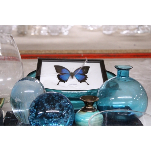 1004 - A MIXED LOT TO INCLUDE A FRAMED TAXIDERMY OF A BUTTERFLY, PAPERWEIGHTS, GRANITE PESTLE AND MORTAR, G... 