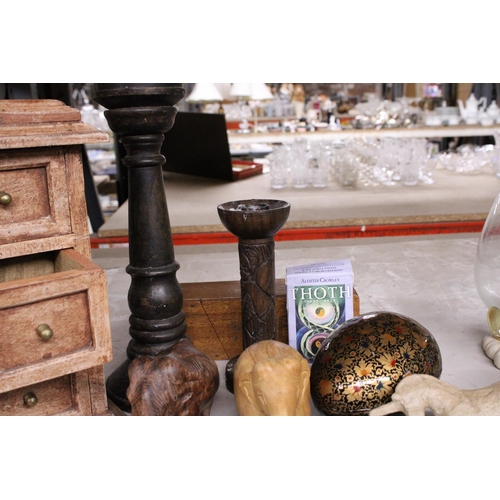 1005 - A MIXED LOT TO INCLUDE WOODEN ELEPHANTS, SMALL CHEST OF DRAWERS, WOODEN CANDLESTICKS, ONYX ELEPHANT ... 