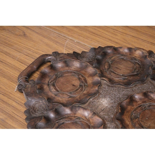 1039 - A HAND CARVED IN ONE PIECE EARLY 20TH CENTURY WOODEN TRAY