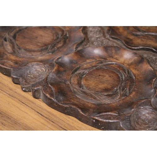 1039 - A HAND CARVED IN ONE PIECE EARLY 20TH CENTURY WOODEN TRAY