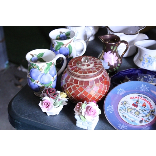 846 - A MIXED LOT OF CERAMICS TO INCLUDE JUGS, CUPS, A STORAGE POT, POSIES, ETC