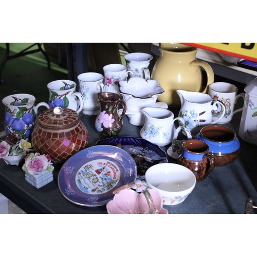 846 - A MIXED LOT OF CERAMICS TO INCLUDE JUGS, CUPS, A STORAGE POT, POSIES, ETC