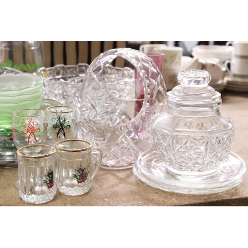 852 - A LARGE QUANTITY OF GLASSWARE TO INCLUDE BOWLS, GLASSES, VASES, CAKE PLATE, ETC