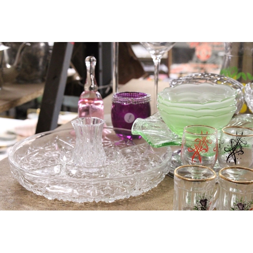 852 - A LARGE QUANTITY OF GLASSWARE TO INCLUDE BOWLS, GLASSES, VASES, CAKE PLATE, ETC