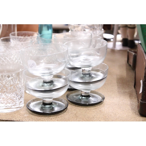 856 - A QUANTITY OF GLASSWARE TO INCLUDE A WATER JUG, DESSERT BOWLS, WINE GLASSES, TUMBLERS, ETC