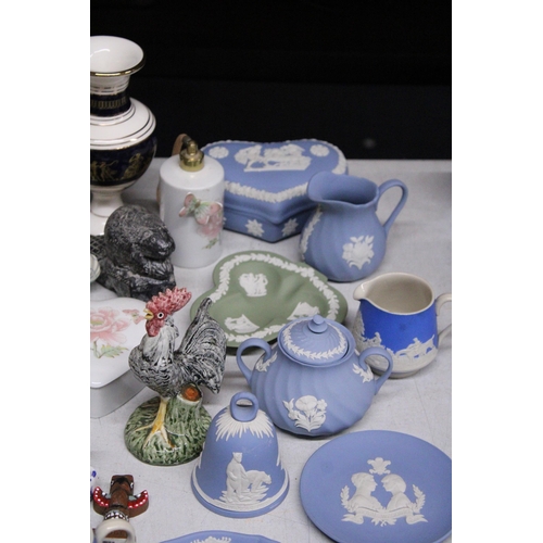 878 - A QUANTITY OF CERAMIC ITEMS TO INCLUDE WEDGWOOD JASPER WARE, FIGURES, ETC