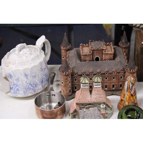 889 - A MIXED LOT TO INCLUDE CERAMIC TILE TRIVETS, MODELS OF COTTAGES, BREWERY ASH TRAYS, A COFFEE GRINDER... 