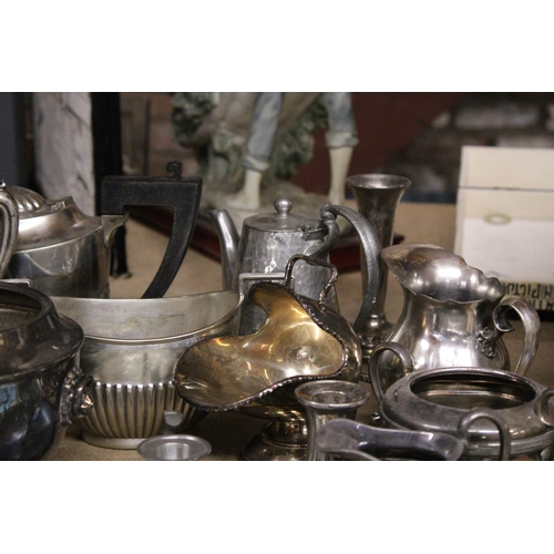 893 - A QUANTITY OF SILVER PLATED ITEMS TO INCLUDE TEAPOTS, JUGS, BOWLS, ETC