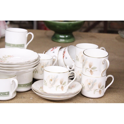 896 - A QUANTITY OF TEAWARE TO INCLUDE ROYAL DOULTON 'YORKSHIRE ROSE' CUPS AND SAUCERS, TEAPOTS, JUGS, ETC