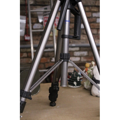 897 - A CAMERA TRIPOD STAND