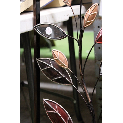 905 - A METAL LEAF PATTERN WALL ART TOGETHER WITH A FRAMED TILE