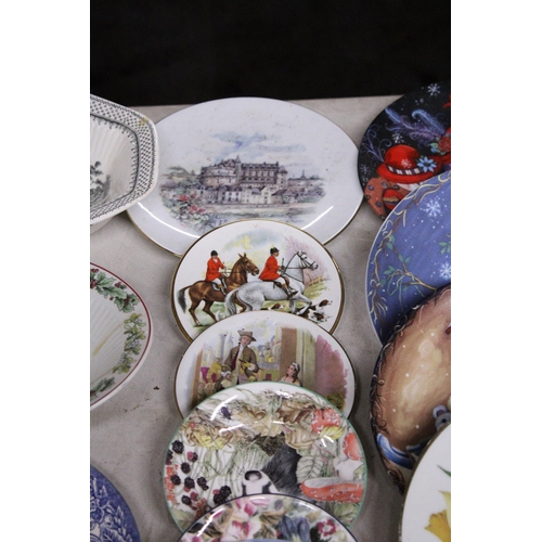 909 - A QUANTITY OF PLATES AND BOWLS TO INCLUDE CABINET PLATES AND PIN TRAYS