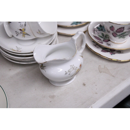 910 - A QUANTITY OF TEA WARE TO INCLUDE TUSCAN CHINA AND ROYAL VALE, CAKE PLATES, CUPS, SAUCERS, SIDE PLAT... 