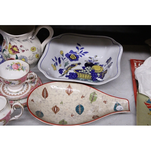 914 - A QUANTITY OF CERAMICS AND TEAWARE TO INCLUDE ROYAL ALBERT 'LADY CARLYLE' CUPS, SAUCERS AND A CREAM ... 