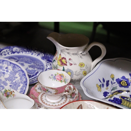 914 - A QUANTITY OF CERAMICS AND TEAWARE TO INCLUDE ROYAL ALBERT 'LADY CARLYLE' CUPS, SAUCERS AND A CREAM ... 