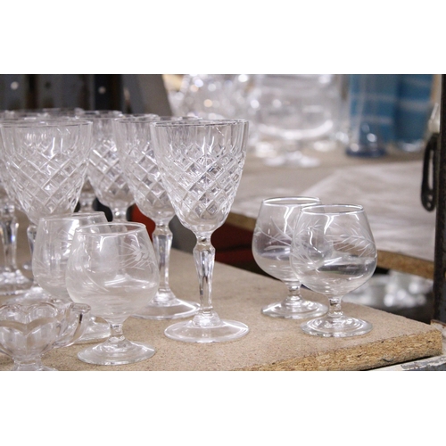 923 - A QUANTITY OF GLASSWARE TO INCLUDE VASES, WINE GLASSES, ETC