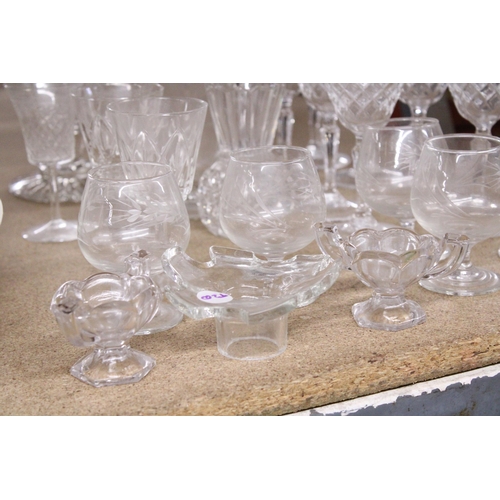 923 - A QUANTITY OF GLASSWARE TO INCLUDE VASES, WINE GLASSES, ETC