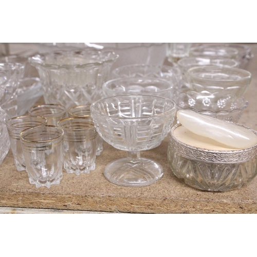 926 - A LARGE QUANTITY OF GLASSWARE TO INCLUDE A CAKE STAND, BOWLS, DESSERT BOWLS, ETC