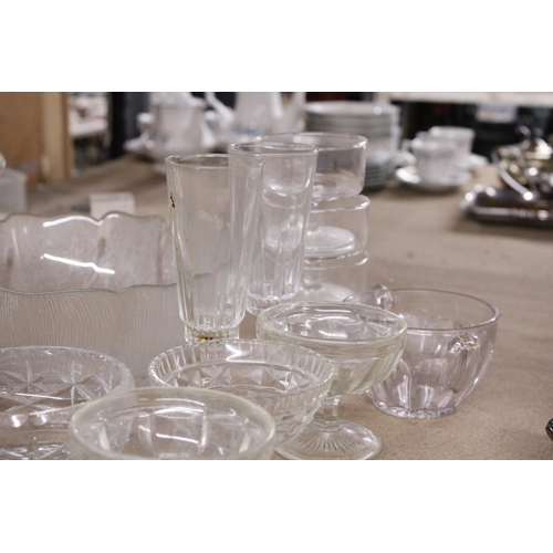 926 - A LARGE QUANTITY OF GLASSWARE TO INCLUDE A CAKE STAND, BOWLS, DESSERT BOWLS, ETC