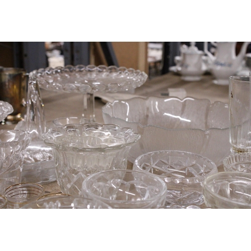 926 - A LARGE QUANTITY OF GLASSWARE TO INCLUDE A CAKE STAND, BOWLS, DESSERT BOWLS, ETC