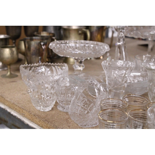 926 - A LARGE QUANTITY OF GLASSWARE TO INCLUDE A CAKE STAND, BOWLS, DESSERT BOWLS, ETC